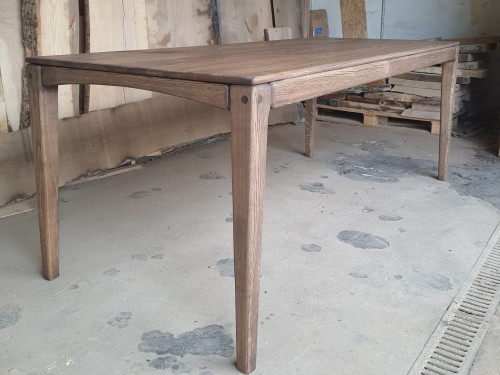 Stół z czterema nogami