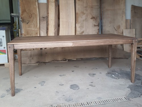 Stół z cienkim blatem