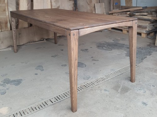 Stół jesionowy z czterema nogami