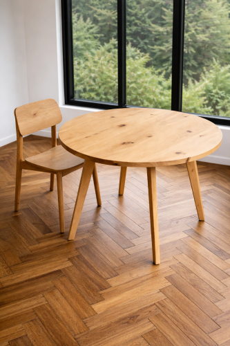 Solid round oak table.png