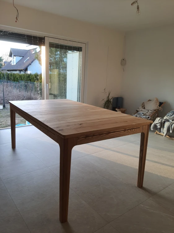 minimalistyczny stół z jesionu do gier planszowych