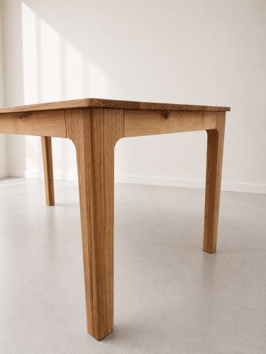 Stół drewniany w stylu skandynawskim, minimalistyczny