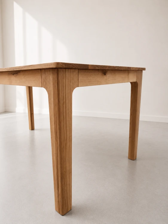 Stół drewniany w stylu skandynawskim, minimalistyczny